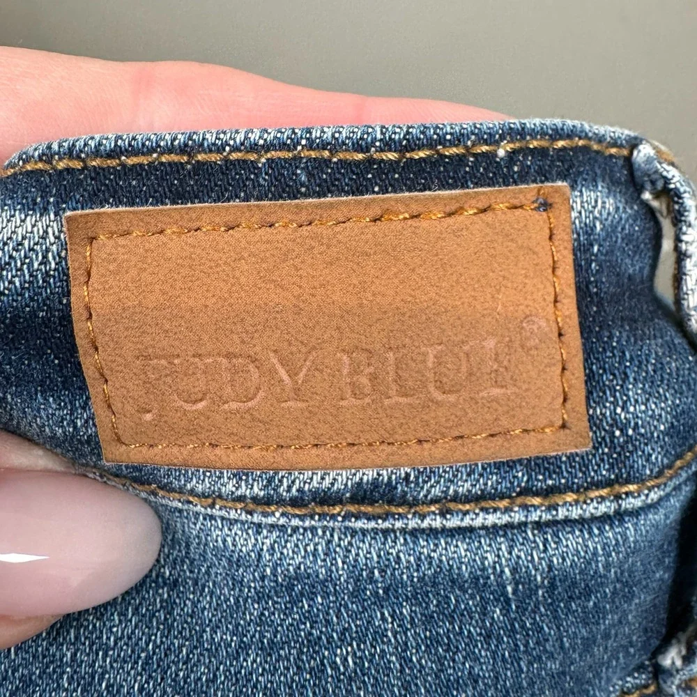 Judy Blue Boyfriend Fit Jean Size 11/30 JB88305 Destroyed Stretch Denim Mid Rise